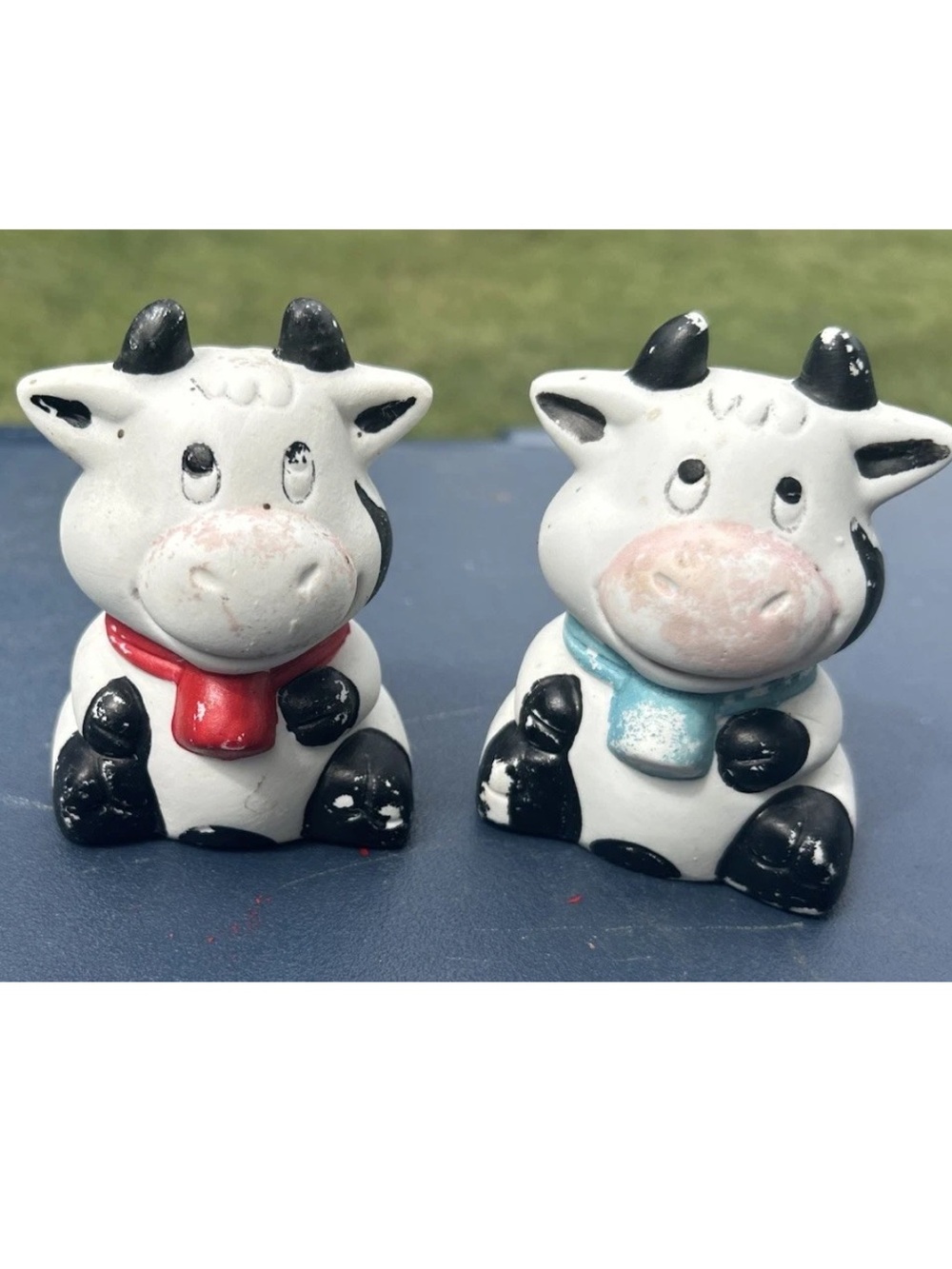 VINTAGE HANDPAINTED COW SALT AND PEPPER SHAKERS